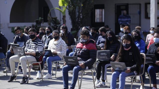 Entregaron netbooks en la comuna Los Sarmientos y La Tipa.