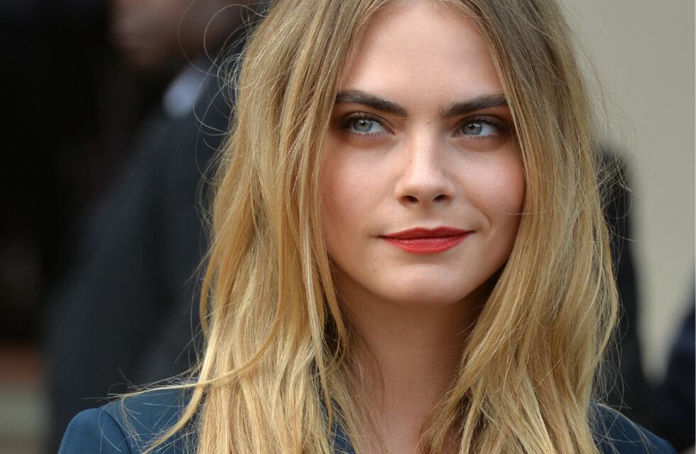 La vez que Cara Delevingne se arriesgó a las “pezoneras doradas” con un traje sastre