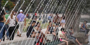 Ola de calor en la provincia de Mendoza con temperaturas muy altas.
La gente se refresca a la orilla del lago del parque General San Martin.
Foto: José Gutierrez