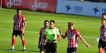 La bronca de todo Instituto con el árbitro Carlos Córdoba. (Federico López Claro / La Voz).