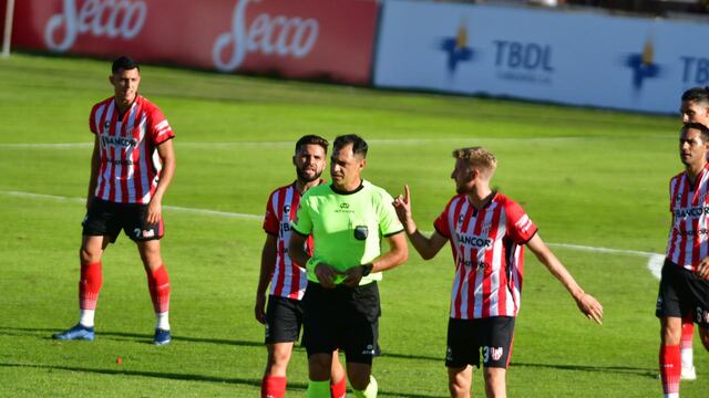 La bronca de todo Instituto con el árbitro Carlos Córdoba. (Federico López Claro / La Voz).