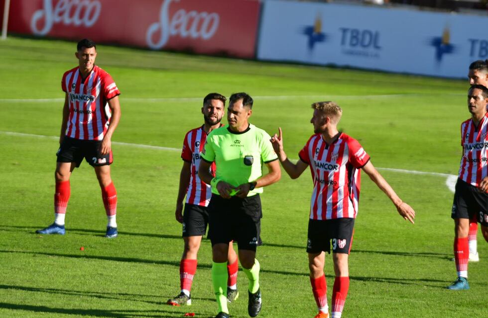 El penal que todo Instituto reclamó y que significó el empate de Barracas Central