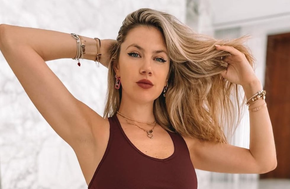 La prenda de lujo que eligió Stephanie Demner para viajar en avión con estilo