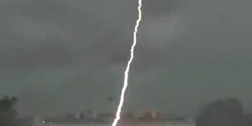 El rayo que impactó cerca de la Casa Blanca (Captura de video).