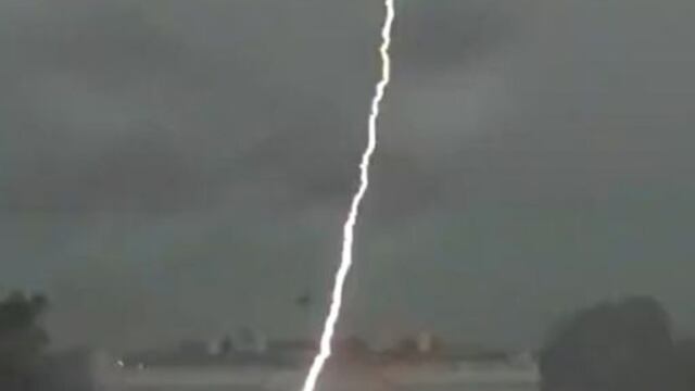 El rayo que impactó cerca de la Casa Blanca (Captura de video).