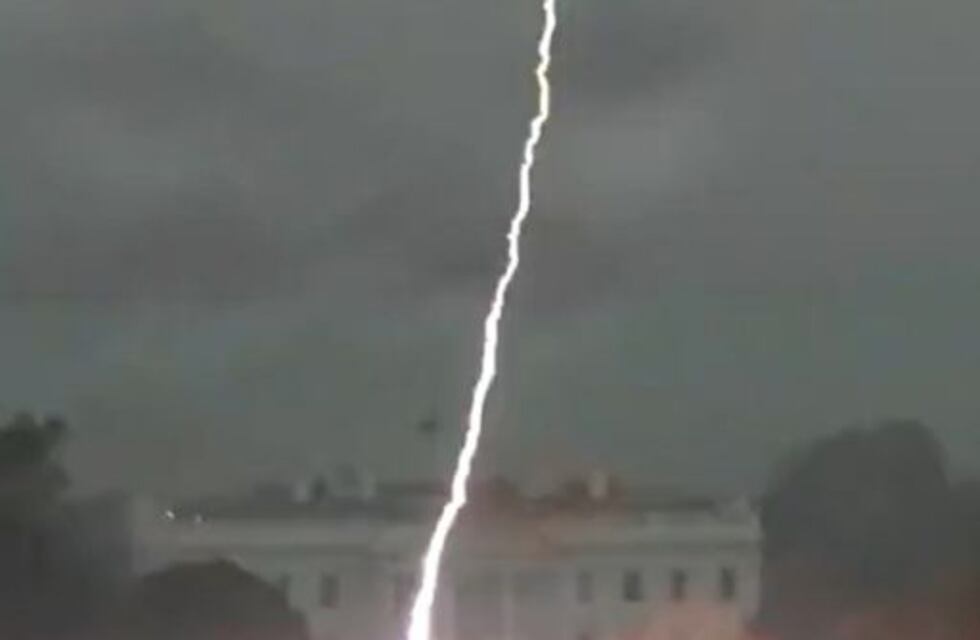 Un rayo cayó a metros de la Casa Blanca y mató a una pareja que festejaba su aniversario de boda