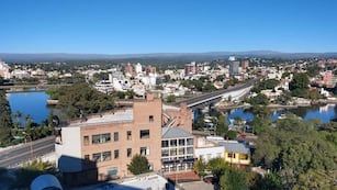 Carlos Paz paisaje soleado.