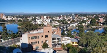 Carlos Paz paisaje soleado.