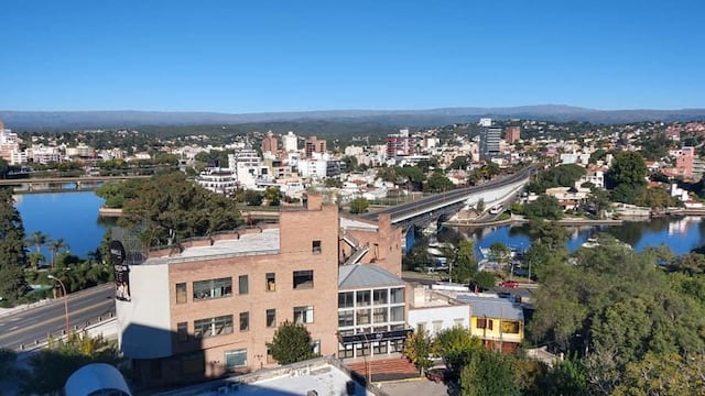 Carlos Paz paisaje soleado.