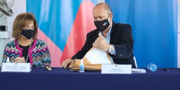 Silvina Frana y Omar Perotti, en la apertura de sobres para mejorar el abastecimiento de agua potable para Tostado