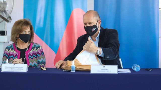 Silvina Frana y Omar Perotti, en la apertura de sobres para mejorar el abastecimiento de agua potable para Tostado