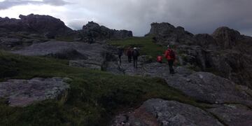 Intensa búsqueda de una mujer perdida en el cerro Los Gigantes en Tanti. (Foto: Facebook / Bomberos Voluntarios Tanti).
