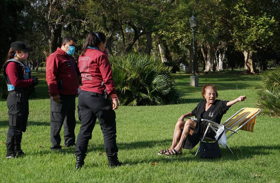 Murió Sara Oyuela, la jubilada que rompió la cuarentena para tomó sol en los bosques de Palermo