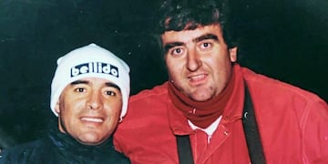 Diego Maradona posa junto a Raúl Bellido y con su gorra, con una marca que dejó huella en las coberturas deportivas (Gentileza Raúl Bellido).