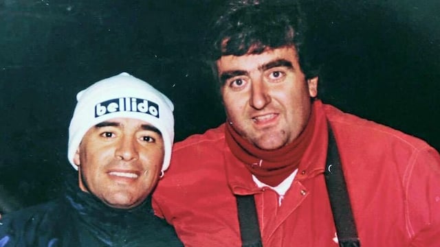 Diego Maradona posa junto a Raúl Bellido y con su gorra, con una marca que dejó huella en las coberturas deportivas (Gentileza Raúl Bellido).