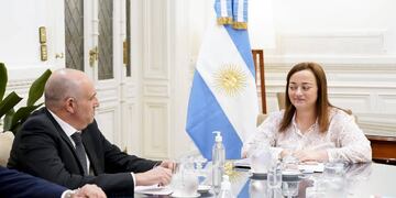 El ministro Alexis Guerrera y la presidenta de la Cámara de Diputados, Cecilia Moreau. Foto: HCDN.