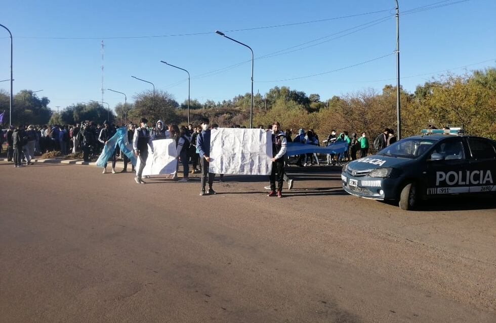 Alumnos del Liceo Agrícola marchan por mejoras en el colegio