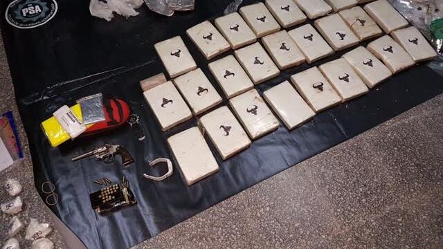 La Policía de Seguridad Aeroportuaria (PSA) detuvo a 21 personas en un operativo para secuestrar droga del clan Insaurralde en Rosario. (@minseg)