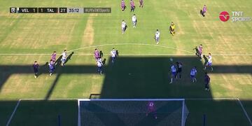 La jugada de la polémica, con Talleres festejando lo que era el 2 a 1 contra Vélez.