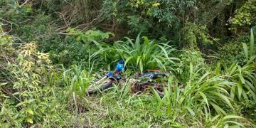 Motocicleta abandonada entre malezas fue secuestrada en Oberá.