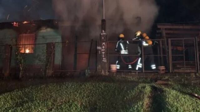 Oberá: tras una pelea familiar, un hombre incendió su casa con sus familiares dentro.
