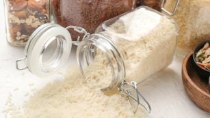 Ddónde colocar un frasco con arroz para atraer abundancia económica, según el Feng Shui.