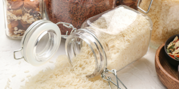 Ddónde colocar un frasco con arroz para atraer abundancia económica, según el Feng Shui.