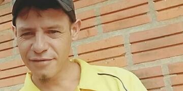 Marcelo es de contextura robusta, mide 1,70 metros de estatura aproximadamente, de tez trigueña y cabellos cortos negros.