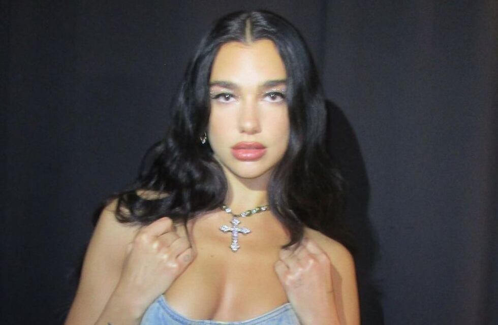 La minifalda cinturón que usa Dua Lipa y Cazzu, que volvió a ser un éxito total