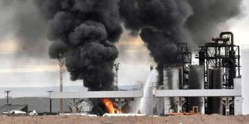 El humo en la refinería New American Oil (NAO) en Plaza Huincul tras la explosión.