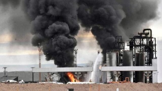 El humo en la refinería New American Oil (NAO) en Plaza Huincul tras la explosión.