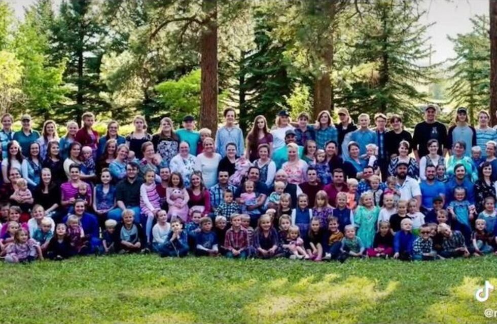 Un hombre, 27 esposas y 150 hijos: la familia polígama que es viral en Tik Tok