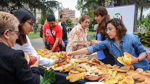 El público que asistió a la actividad “Preparemos la mesa para las almas” de este martes, recibió como obsequio ofrendas de pan para el Día de los Fieles Difuntos.