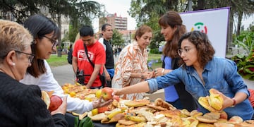 El público que asistió a la actividad “Preparemos la mesa para las almas” de este martes, recibió como obsequio ofrendas de pan para el Día de los Fieles Difuntos.