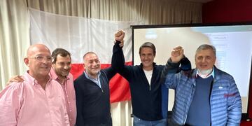 Elecciones 2023: Marcos Carasso, Juan Jure, Luis Juez, Guillermo Cavigliasso y Mario Negri en General Cabrera, festejando (La Voz).