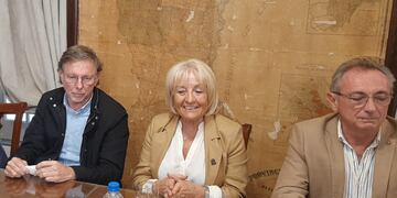 Juan José Bahillo junto a la presidenta de la Sociedad Rural de Rafaela, Norma Bessone y Daniel Costamagna, ministro de la Producción de Santa Fe