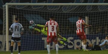 La atajada de la noche, y que puede valer un campeonato. Nahuel Losada en el clásico que ganó Belgrano.