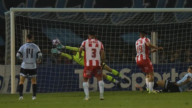 La atajada de la noche, y que puede valer un campeonato. Nahuel Losada en el clásico que ganó Belgrano.