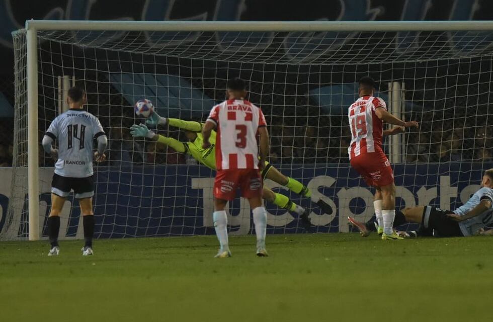 Nahuel Losada y la atajada que se gritó como un gol en el Belgrano-Instituto