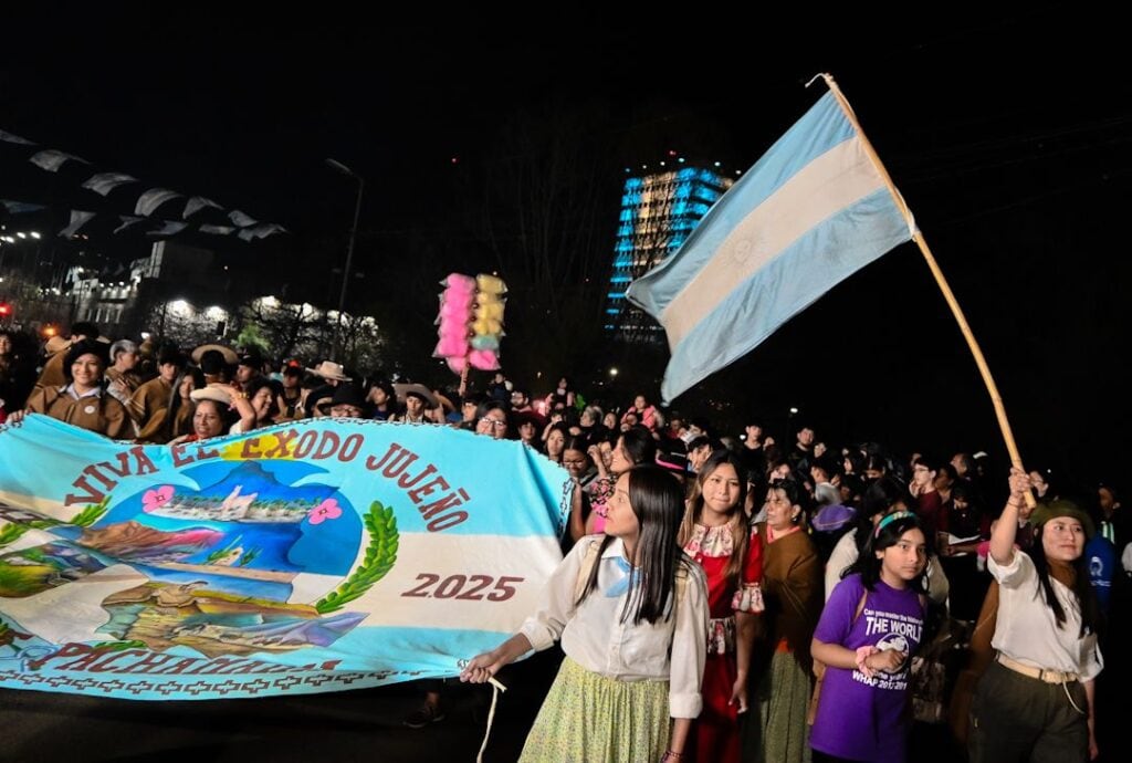 Los colores patrios cobraron emocionante protagonismo en la evocación del 213.er aniversario de la gesta heroica conocida en la historia argentina como Éxodo Jujeño.