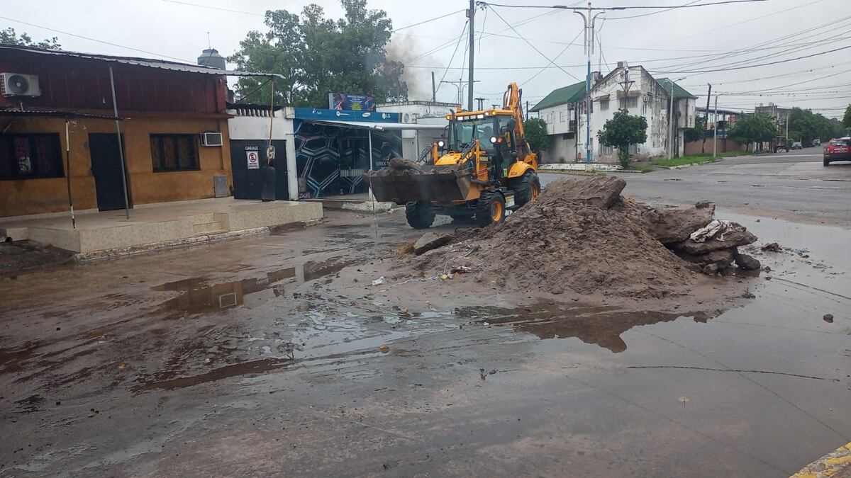 Famaillá: trabajos para evitar estancamientos y liberar desagües obstruidos