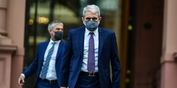 Desde Juntos por el Cambio pidieron la renuncia de Aníbal Fernández, luego de increpar al dibujante Nik en las redes. Clarín.