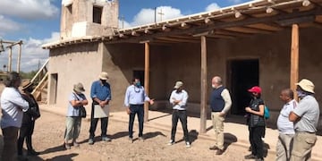 Profesionales de la Municipalidad de Lavalle, miembros de la Dirección Nacional de Arquitectura, de la Comisión Nacional de Monumentos, expertos de la Dirección de Patrimonio Cultural y Museos de la provincia, trabajan en el lugar.