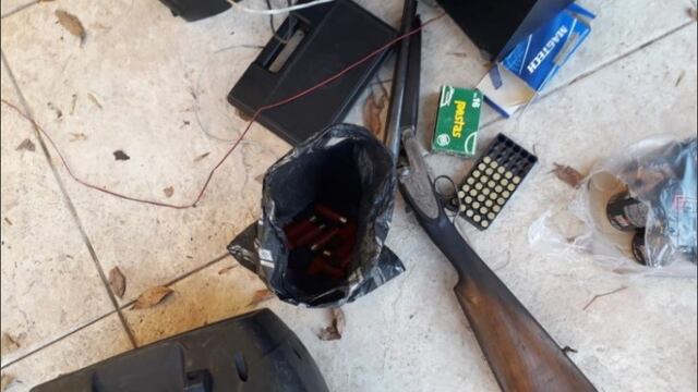 Algunos de los elementos que secuestró la policía.