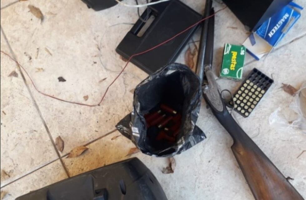 Desbarataron cuatro fiestas clandestinas en Rosario: había una pistola, una ametralladora y estupefacientes