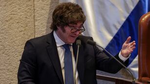 Milei no frena su embate contra los gobernadores y asegura que “la plata les alcanza” (Reuters)