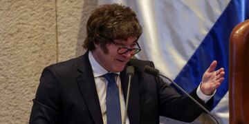 Milei no frena su embate contra los gobernadores y asegura que “la plata les alcanza” (Reuters)