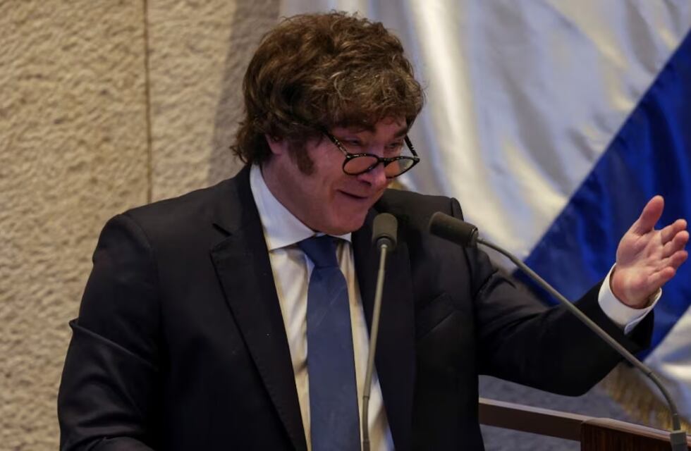 Javier Milei llevó a su perro a una entrevista: “Acá está Conan, ¿Viste que es de verdad?”