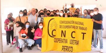 Rodeada de dirigentes cooperativistas, la candidata a diputada nacional por Jujuy del Frente de Todos, Leila Chaher.