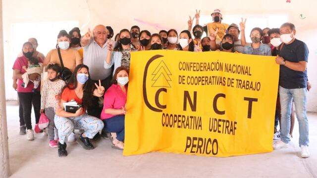 Rodeada de dirigentes cooperativistas, la candidata a diputada nacional por Jujuy del Frente de Todos, Leila Chaher.